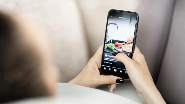 اسکرول کردن در اینستاگرام