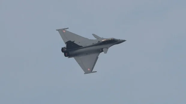 شکست رافال فرانسوی توسط جنگنده جی ۱۶ چین