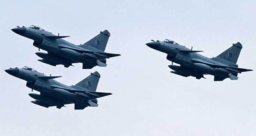 شکست رافال فرانسوی توسط جنگنده جی ۱۶ چین در یک نبرد هوایی آزمایشی!