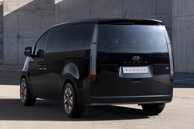 نمای عقب هیوندای استاریا 2026