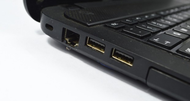 رنگ مشکی درگاه USB