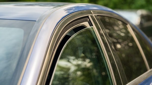 بخارزدایی شیشه جلوی ماشین