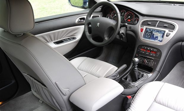 نمای داشبورد سدان پژو 607