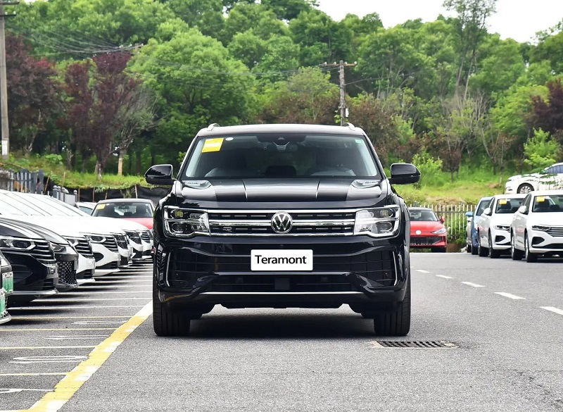 فولکس واگن ترامونت - نمای جلو
