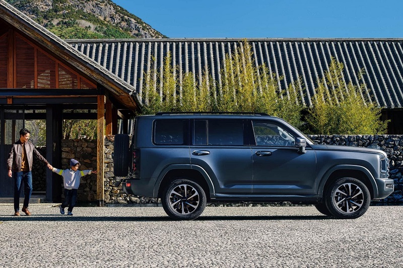 هاوال H9 بهمن موتور - نمای جانبی