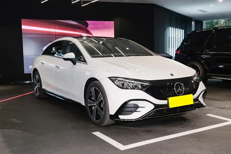 مرسدس بنز EQE - نمای جلو