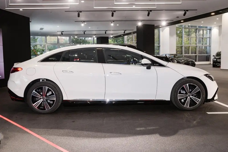 مرسدس بنز EQE - نمای جانبی