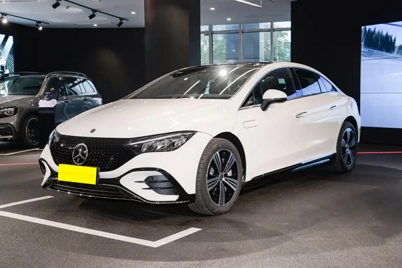 مرسدس بنز EQE - نمای جلو