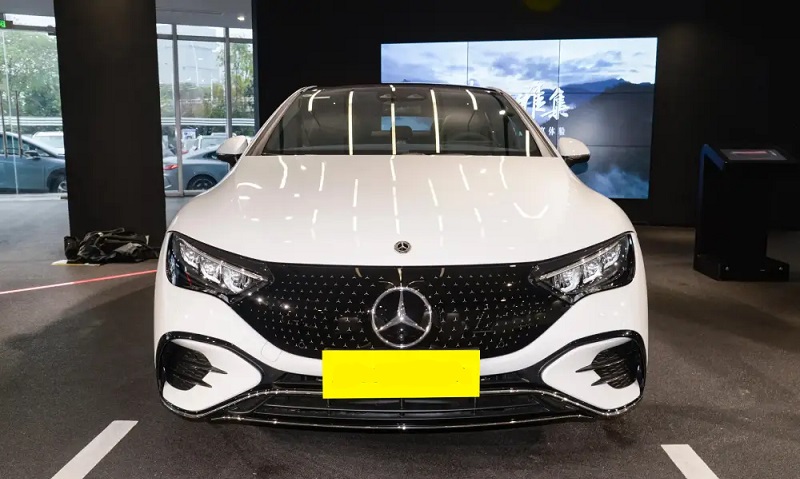 مرسدس بنز EQE - نمای جلو