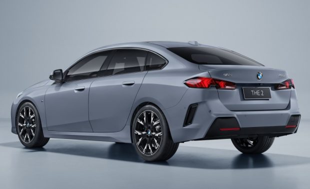 نمای عقب بی ام و 225L