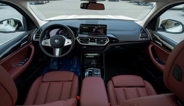 نمای کابین بی ام و iX3