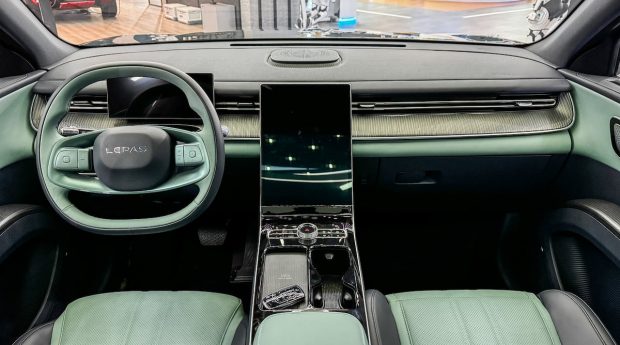 نمای داشبورد چری لیپاس L8