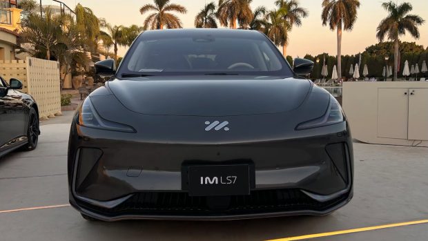 نمای جلو کراس‌ اوور IM LS7