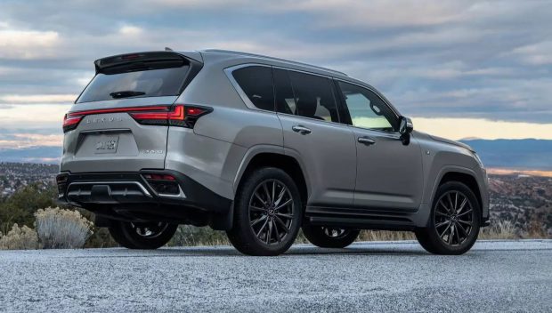 نمای عقب لکسوس LX600 وارداتی