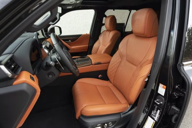 نمای کابین لکسوس LX600 وارداتی