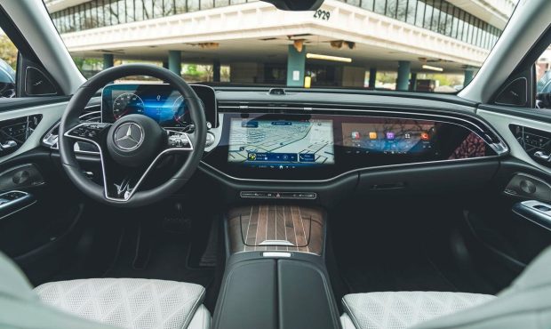 نمای داشبورد مرسدس بنز E300 وارداتی