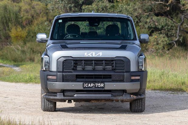 نمای جلو پیکاپ کیا تاسمان