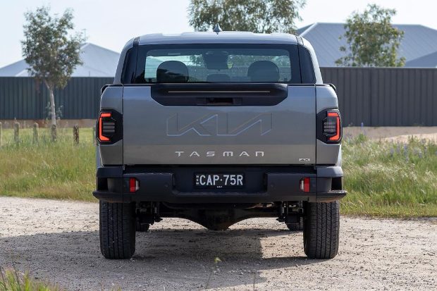 نمای عقب پیکاپ کیا تاسمان