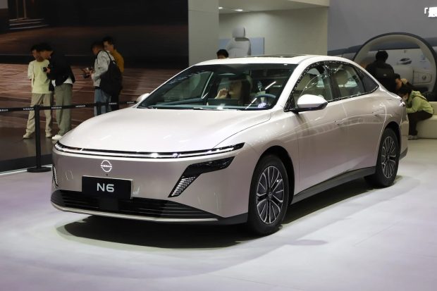 نمای جلو سدان پلاگین هیبرید نیسان N6