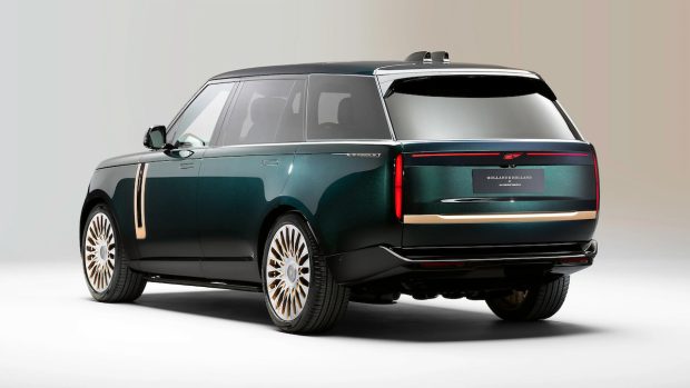 نمای عقب رنج روور اوورفینچ هالند‌ اند‌ هالند