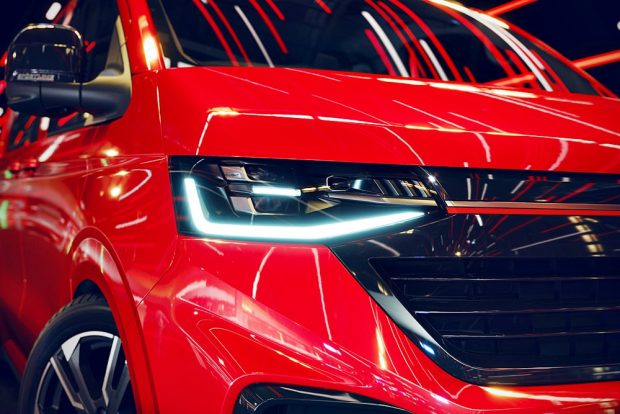 نمای جلو فولکس واگن ترنسپورتر اسپرت‌لاین 2026