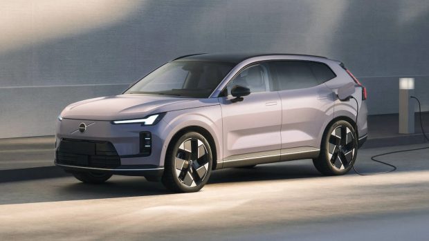 نمای جلو ولوو XC70 آفتاب خودرو