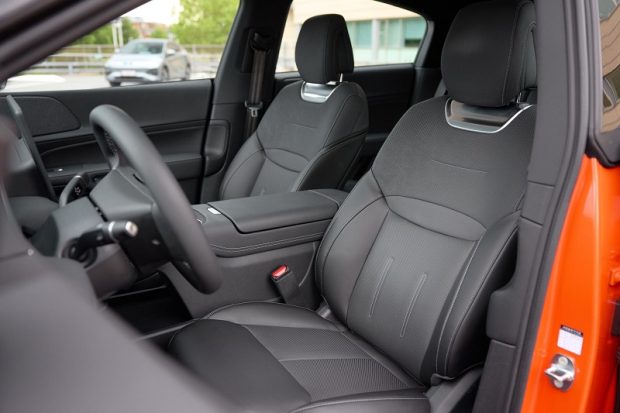 ایکس پنگ G6 - صندلی های جلو