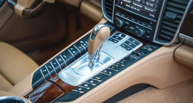 دکمه فیزیکی خودرو