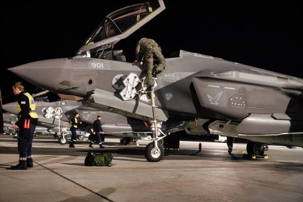 جنگندههای پنهانکار J-20 چین