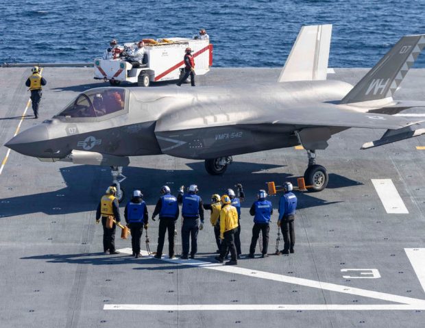 فرود جنگنده F-35B روی USS Kearsarge