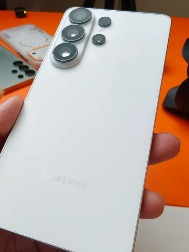 یوتیوبر اماراتی گلکسی اس ۲۶ اولترا