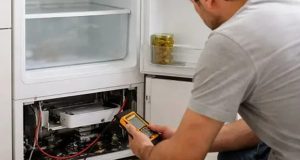 بررسی خرابی و تعمیر یخچال توسط تعمیرکار در یکی از منازل شیراز