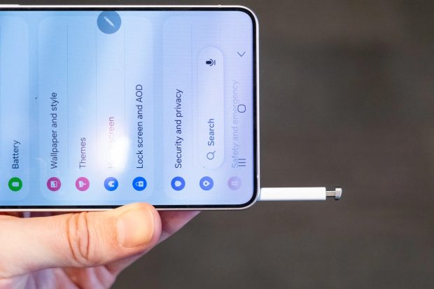 مقایسه گلکسی اس ۲۶ و آیفون ۱۷