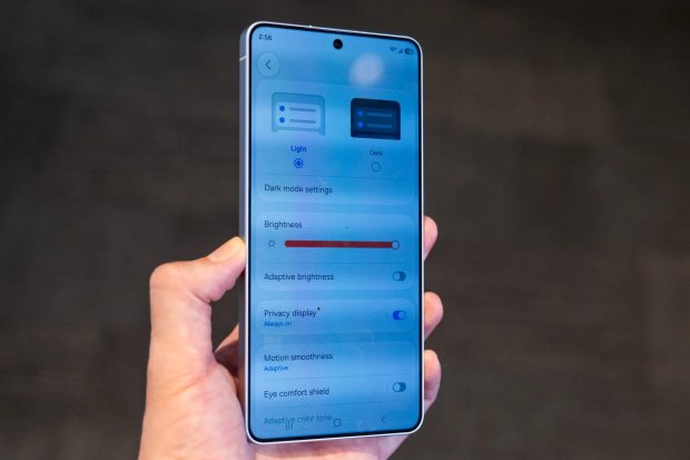 مقایسه گلکسی اس ۲۶ و آیفون ۱۷