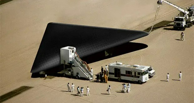 بشقاب پرنده مثلثی شکلاسلاگ پیشنهادی (Slug): ufo-triangle-mystery-footageتوضیحات متا (Meta Description): ویدیوی جدیدی از یک بشقاب پرنده مثلثی شکل در آمریکا، بحثی داغ را برانگیخته است. آیا این شیء مرموز، TR-3B Black Manta است یا فناوری بیگانگان؟تیتر نهایی: بهترین ویدیویی که تاکنون از بشقاب پرنده مثلثی شکل مرموز ثبت شده است