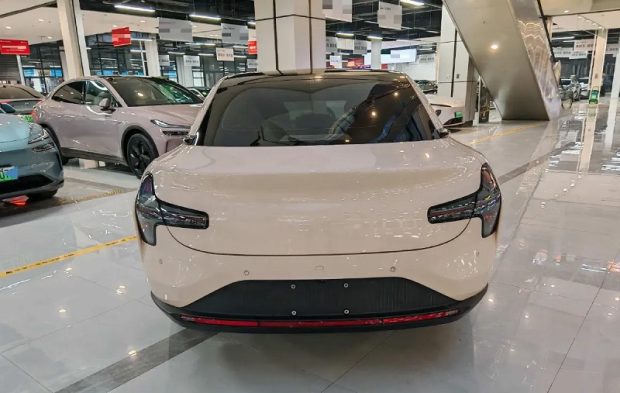 ایکس پنگ MONA M03 - نمای عقب