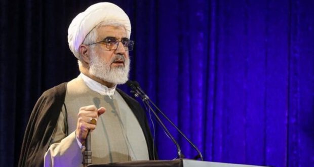 امام جمعه قزوین: فضای مجازی برای نوجوانان ممنوع شود