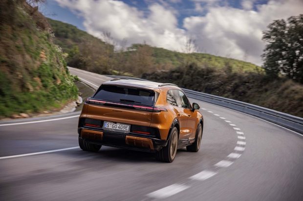 تجربه رانندگی با پورشه کاین برقی 2026