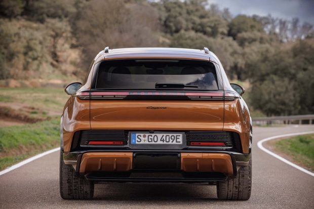 تجربه رانندگی با پورشه کاین برقی 2026