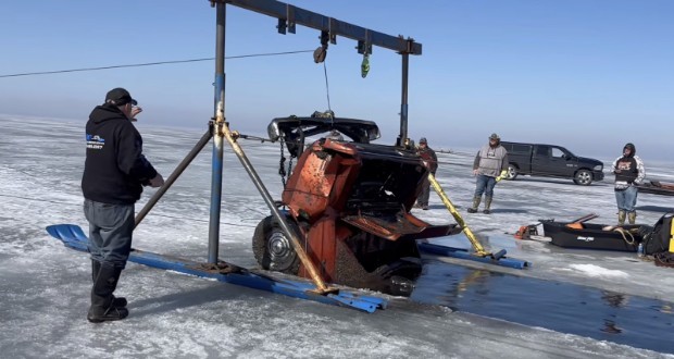 خودرو فورد به دام افتاده