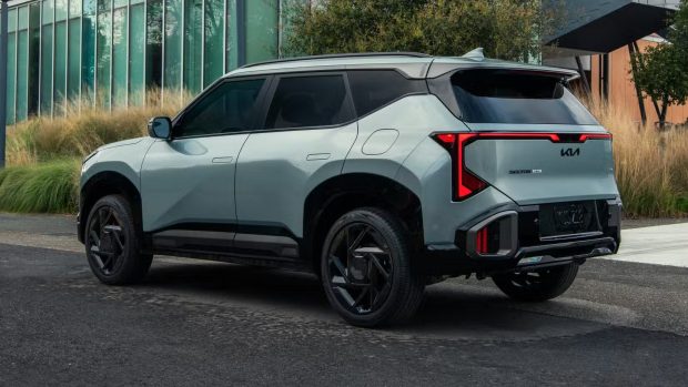 کیا سلتوس 2027 اسلاگ پیشنهادی (Slug): kia-seltos-2027-debut-specs-hybrid-awd توضیحات متا (Meta Description): کیا سلتوس 2027 جدید با قدرت ۱۹۰ اسب بخار، پیشرانه هیبریدی و سیستم AWD در نیویورک رونمایی شد. ابعاد بزرگتر، فضای داخلی وسیع و امکانات رفاهی کامل را تجربه کنید. تیتر نهایی: معرفی کیا سلتوس 2027 با قدرت 190 اسب بخار، پیشرانه هیبریدی و سیستم AWD