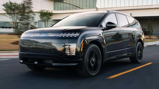 نمای جلو هیوندای آیونیک ۹ بلک اینک