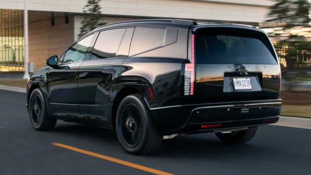 نمای عقب هیوندای آیونیک ۹ بلک اینک