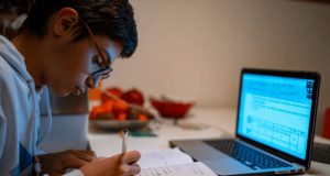 آموزش غیرحضوری دانش‌آموزان