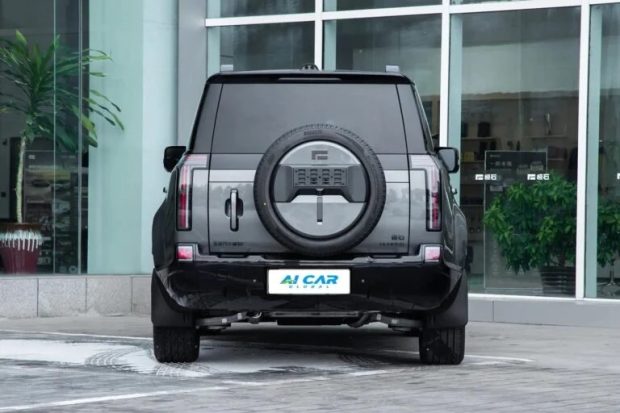 راکس آداماس - نمای عقب