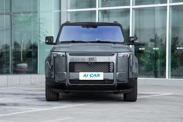 راکس آداماس - نمای جلو