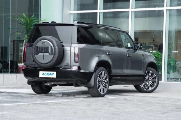 راکس آداماس - نمای جانبی