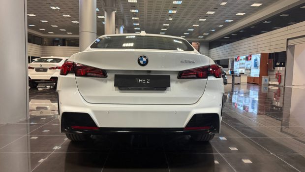 نمای عقب بی ام و 225L