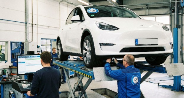 به‌روزرسانی خودروهای تسلا