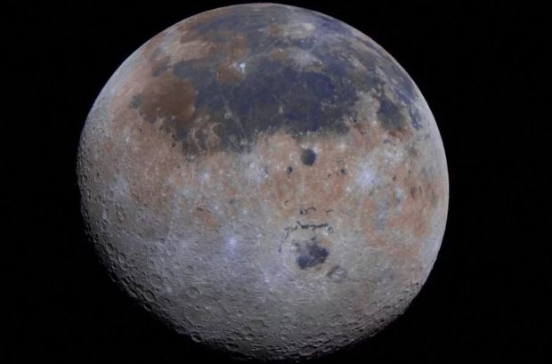 رنگ نیمه پنهان ماه خاکستری نیست